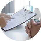 Anamnese-Gespräch mit Klemmbrett